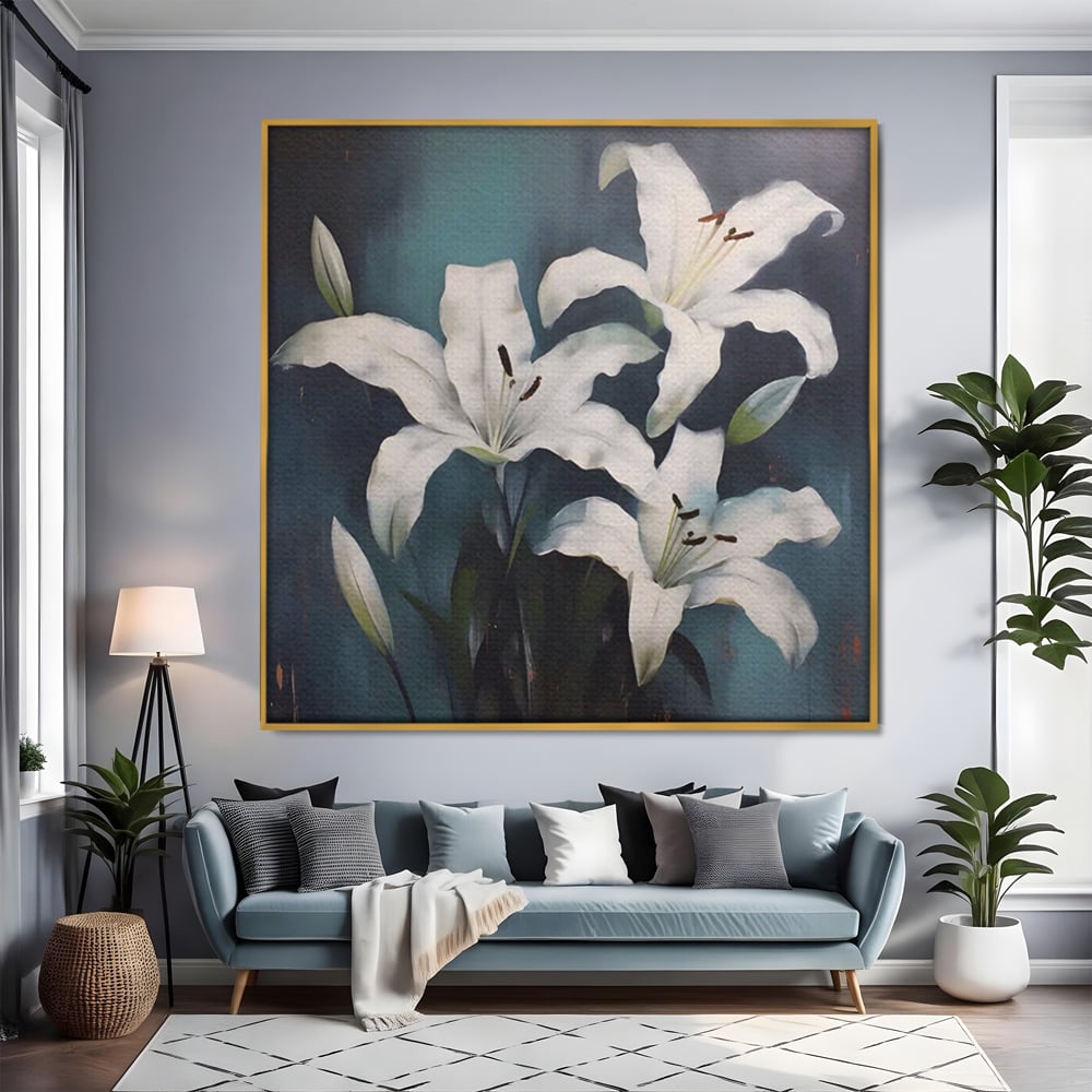 Tablou canvas cu pictura patrata cu crini albi, in rama de aluminiu auriu, pe perete intr-un living
